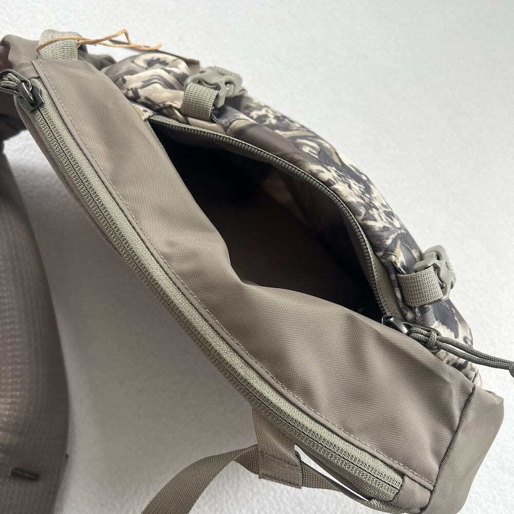 NWT Patagonia Splashing Seas Wing Grey SPWI Print Atom Sling 8L Bag 48262 - Picture 9 of 11